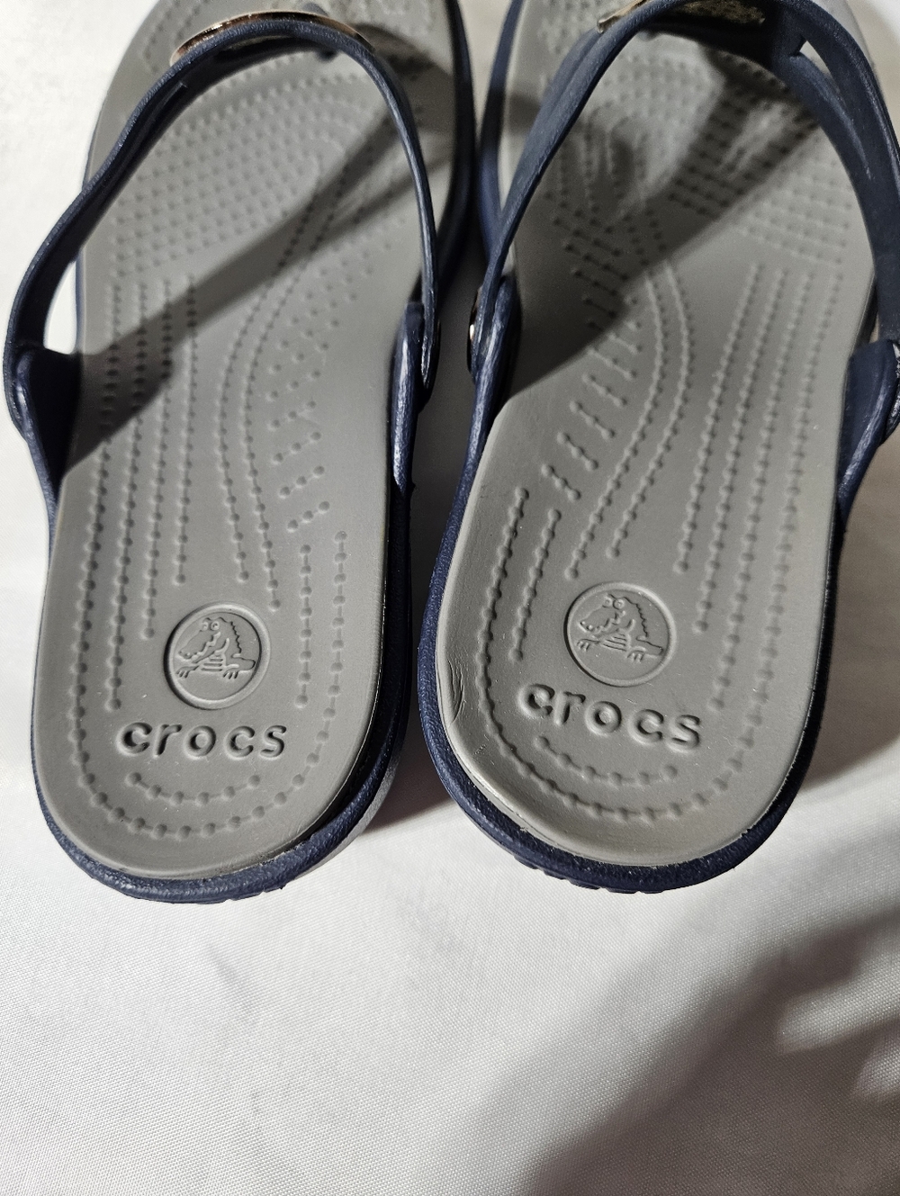 Crocs Womens Sanrah Circle Gold Medallion Thong Flip Flop Sandals. Navy Size 6 - Picture 4 of 6